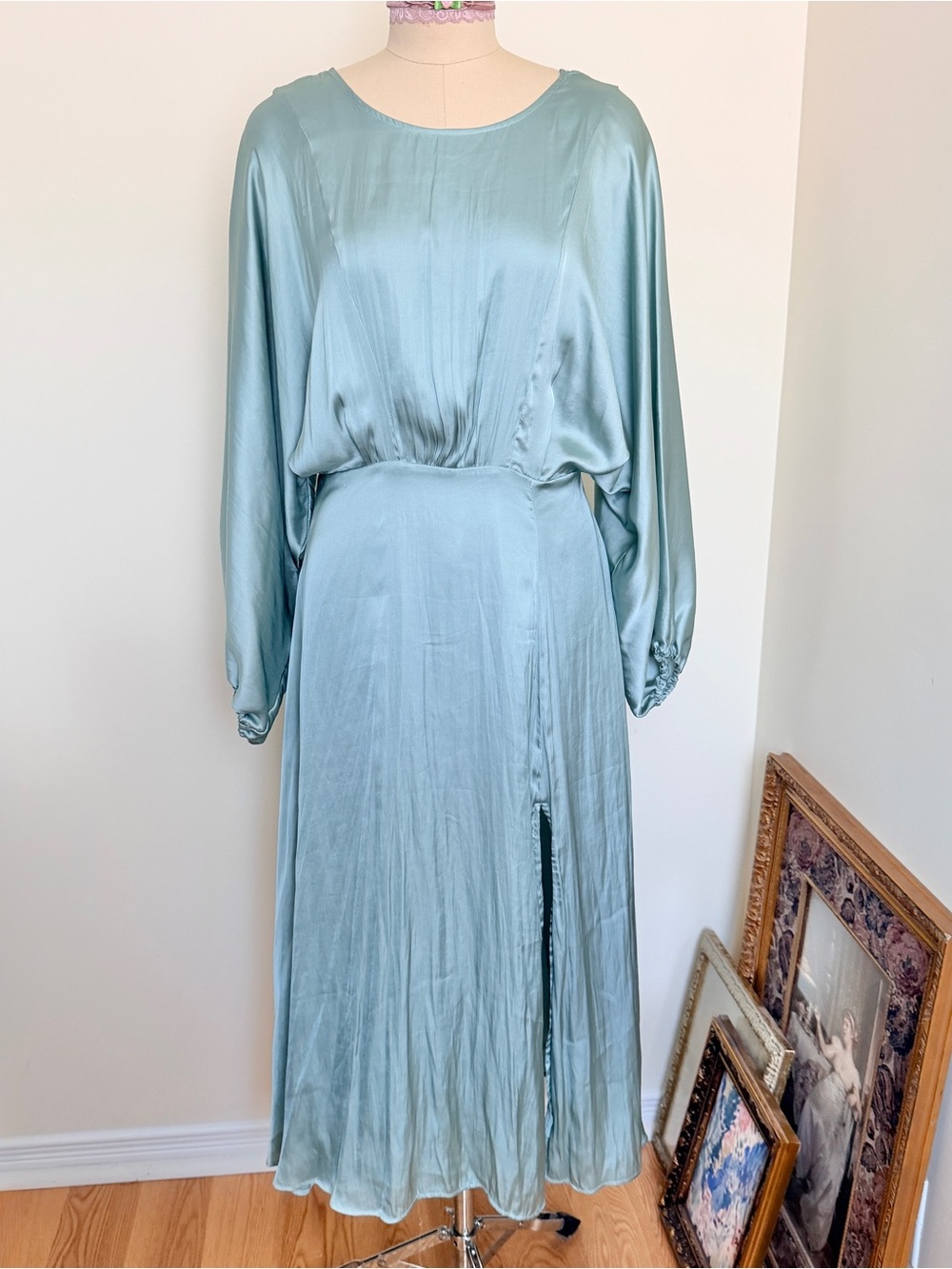NWOT ASTR the Label Marin Satin Dolman Sleeve Midi Dress Sage Size M - Picture 7 of 10